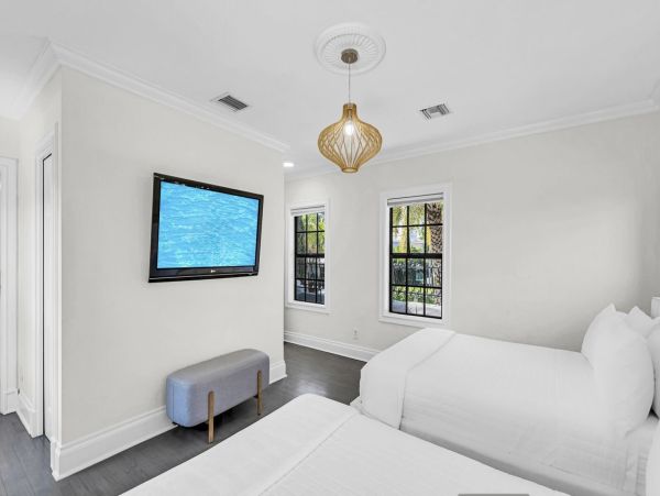 Luxurious 4-Bedroom Retreat Near Las Olas Blvd with Heated Pool